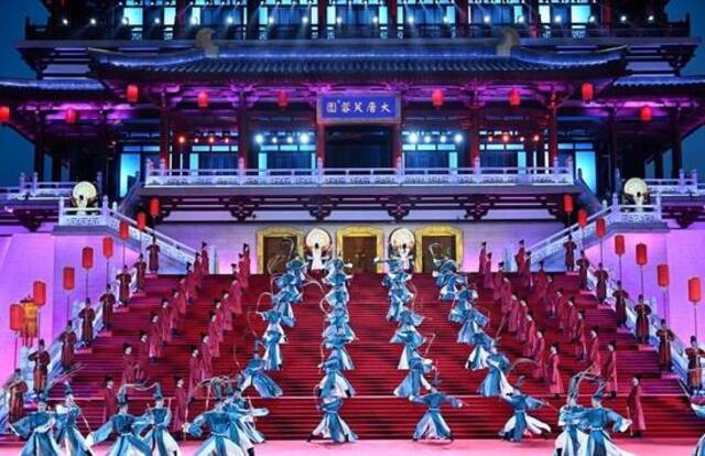 5月18日晚，出席中国-中亚峰会的中亚国家元首夫妇陆续抵达陕西省西安市大唐芙蓉园，参加在这里举行的欢迎仪式。这是演员在欢迎仪式上表演。（新华社记者申宏摄）