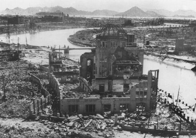 日本广岛，原子弹爆炸后当地留下的唯一一处建筑（1945年9月拍摄），之后，这个遗址被永久保留下来，并以其为中心修建了和平纪念公园