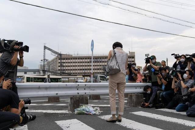 2022年7月8日，市民在日本奈良市安倍晋三遭枪击现场悼念。新华社记者张笑宇摄