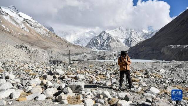在珠峰登山大本营附近，科考队员对冰川进行实时差分GPS定位（5月15日摄）。新华社记者晋美多吉摄
