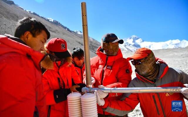 在珠峰登山大本营附近，科考登顶队员学习如何架设自动气象站（5月9日摄）。新华社记者晋美多吉摄