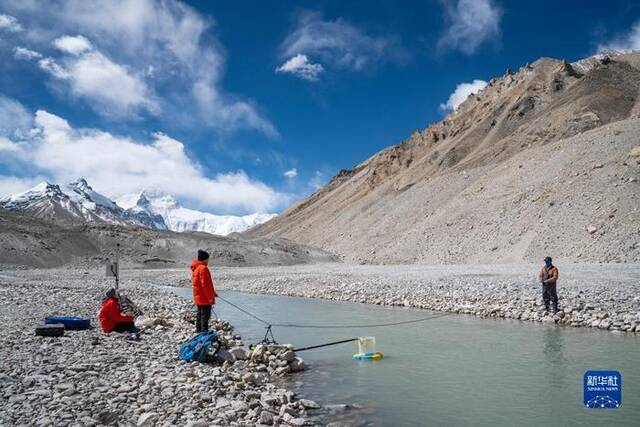 在珠峰登山大本营附近，科考队员测量绒布河水流速（5月22日摄）。新华社记者孙非摄