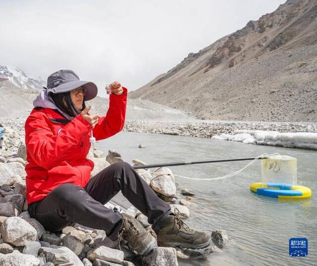 在珠峰登山大本营附近，科考人员检测绒布冰川末端水质（5月14日摄）。新华社记者孙非摄