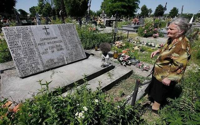波兰的一处乱葬坑和墓碑，这里安葬着在1944年纳粹党卫军领导下的乌克兰武装组织袭击村庄时丧生的波兰人。图源：外媒