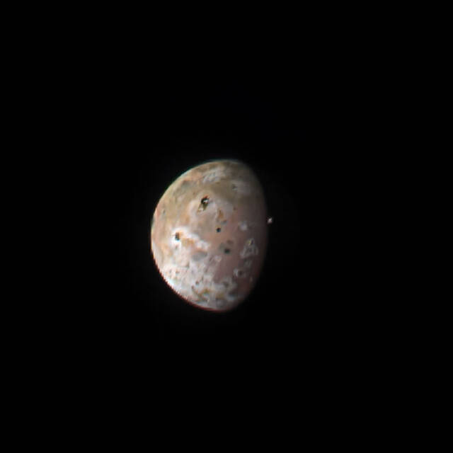 朱诺号探测器拍摄的令人难以置信的图像中看到木星的火山卫星木卫一发出炽热的光芒