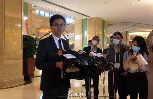 林绍波在“推动高质量发展·香港论坛”会场接受媒体采访。南都记者翁安琪摄