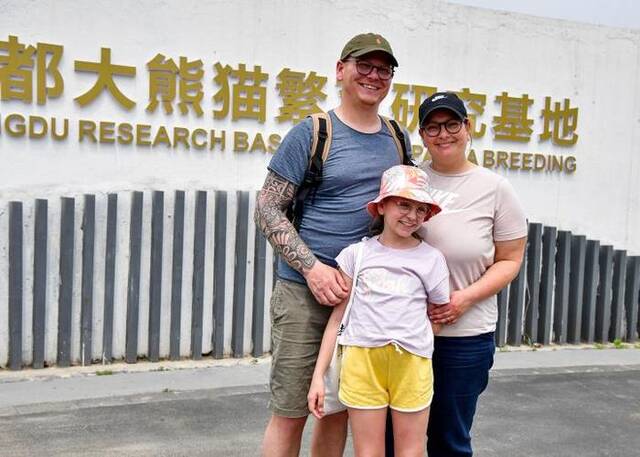 5月20日，妮农·韦尔奈和父母在成都大熊猫繁育研究基地门前合影留念。新华社记者张超群摄