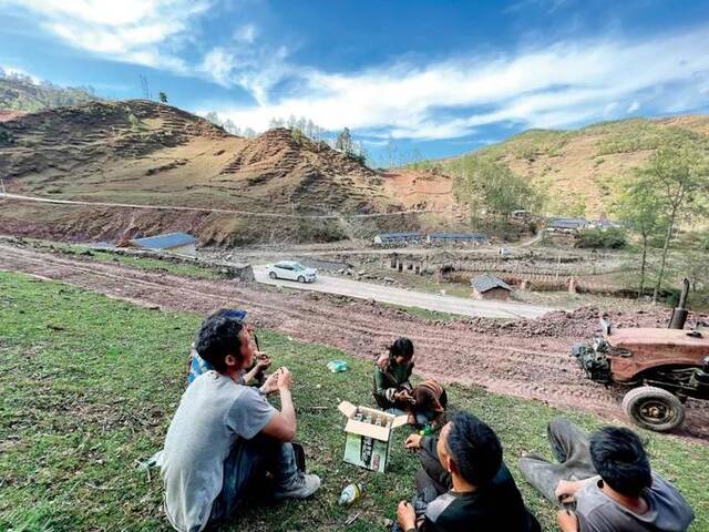 昭觉县比尔乡吉曲村（网红“凉山孟阳”的家乡），正在山间劳动的村民。摄影/本刊记者刘向南