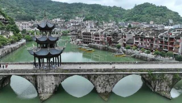 黔东南州镇远古城㵲阳河上的一座古桥。新华社记者杨楹摄