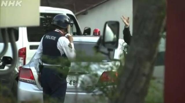 日媒：长野县一男子持霰弹枪与警察对峙后逃亡，已致包括警察多人受伤