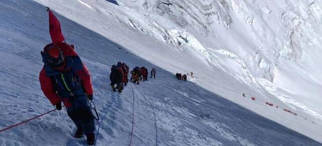 大批登山者攀爬珠峰图/受访者提供
