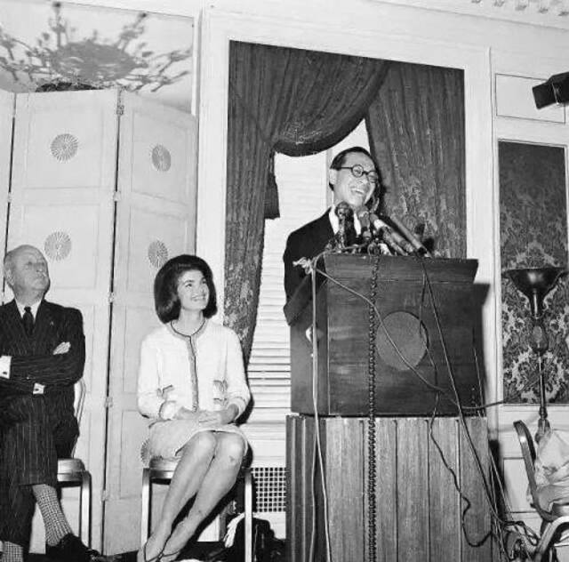 ●1964年，贝聿铭和杰奎琳出席新闻发布会