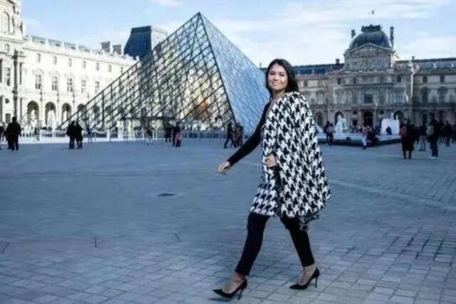 ●Anna在爷爷设计的卢浮宫金字塔前