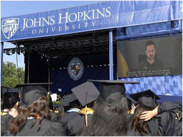 泽连斯基当地时间25日通过视频连线方式在美国约翰•霍普金斯大学毕业典礼上讲话图自美媒