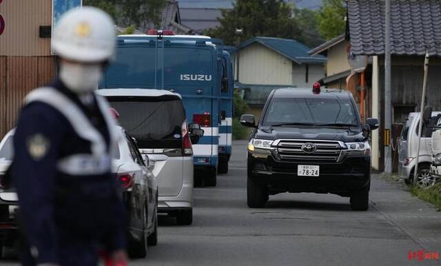 ↑警方疏散附近居民