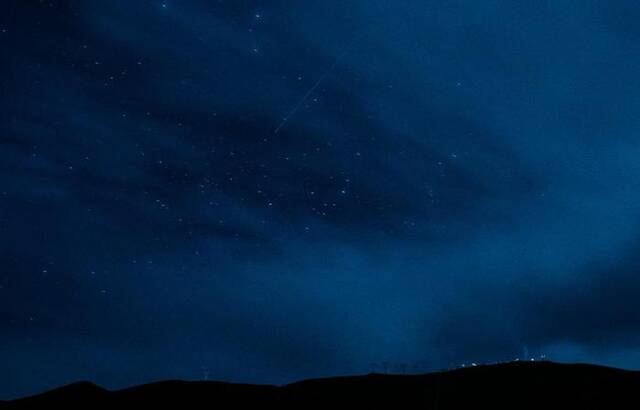 ↑5月24日，阿里天文台与夜星相映成辉。