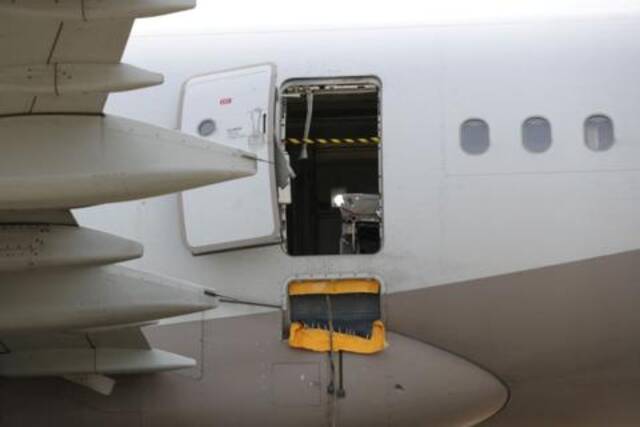 当地时间26日，韩亚航空一架客机在准备着陆时，一名乘客突然打开舱门图源：外媒