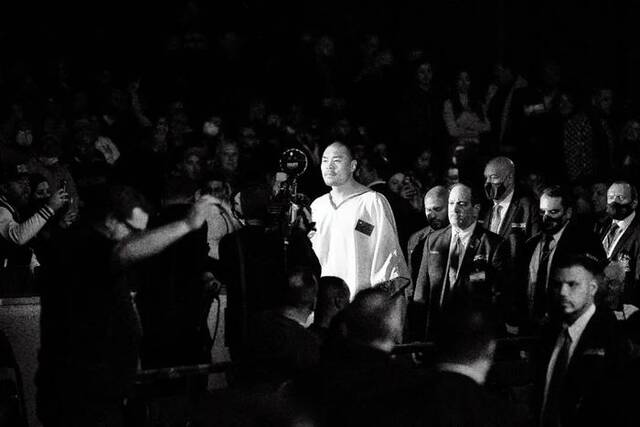 2021年11月27日，张志磊出战一场重量级拳击比赛。这是他首次在被誉为美国职业拳击殿堂的纽约麦迪逊广场花园亮相。摄影/本刊记者廖攀