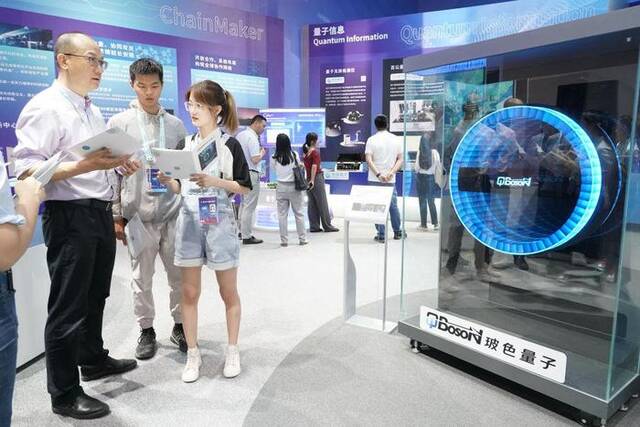 这是5月26日在中关村国家自主创新示范区展示中心拍摄的100量子比特相干光量子计算机（模型）。新华社记者任超摄
