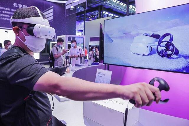 5月26日，参观者在中关村国家自主创新示范区展示中心内体验VR设备。新华社记者张玉薇摄