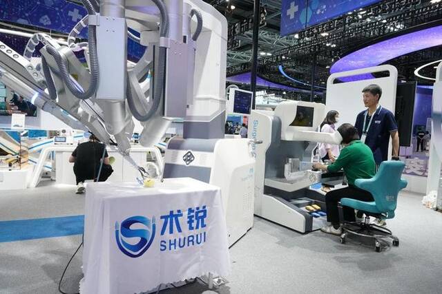 这是5月26日在中关村国家自主创新示范区展示中心拍摄的单孔腔镜手术机器人。新华社记者任超摄