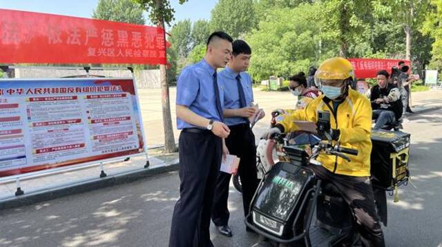 图片新闻 河北邯郸复兴:检察干警走上街头宣传反有组织犯罪法