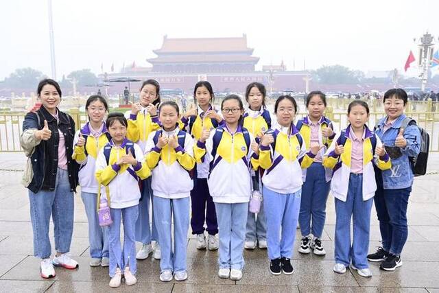 在爱的呵护中感知世界 中国儿基会邀请10名受助女童来京参加成长营