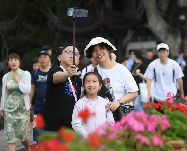 游客在杭州西湖断桥留影（2023年5月3日摄）。新华社记者翁忻旸摄