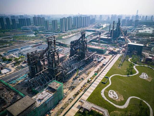 建设中的杭钢工业旧址公园（2023年4月17日摄，无人机照片）。新华社记者江汉摄