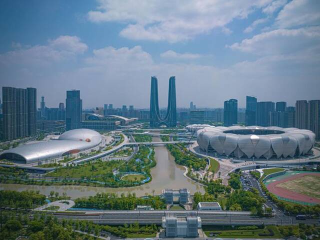 杭州奥体中心体育游泳馆（左）与杭州奥体中心体育场（右）（2023年4月26日摄，无人机照片）。新华社记者江汉摄