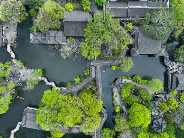 这是2023年4月5日拍摄的江苏苏州拙政园一景（无人机照片）。新华社记者李博摄