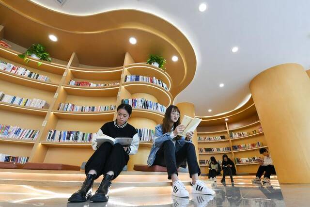 市民在江苏省张家港市沙洲湖益空间·源书房内阅读（2023年4月21日摄）。新华社记者李博摄