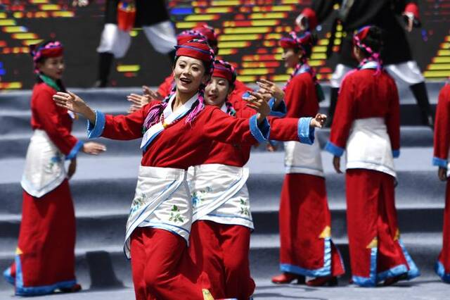 5月28日，演员在米林市第十五届黄牡丹藏医药文化旅游节开幕式上表演节目。新华社记者张汝锋摄