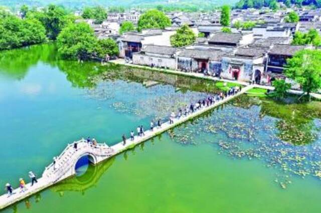 游客在安徽黄山市黟县宏村景区参观。许家栋摄/光明图片