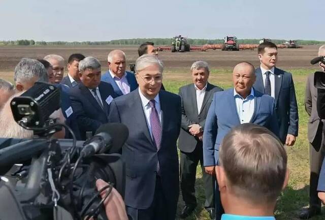 5月29日，托卡耶夫视察北哈州，了解当地春耕生产情况。图片来源：哈通社