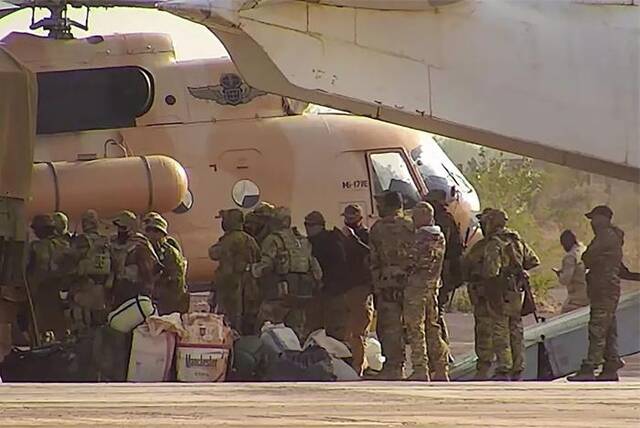 ▲资料图片：马里，俄罗斯雇佣兵登上一架直升机。（视觉中国）