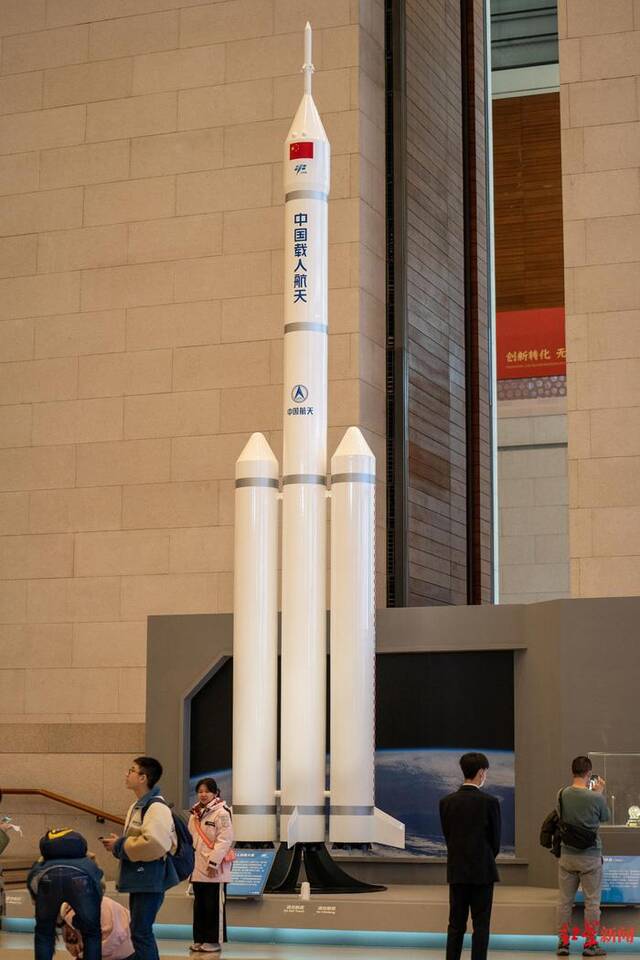 ↑新一代载人运载火箭（长征十号）模型据视觉中国