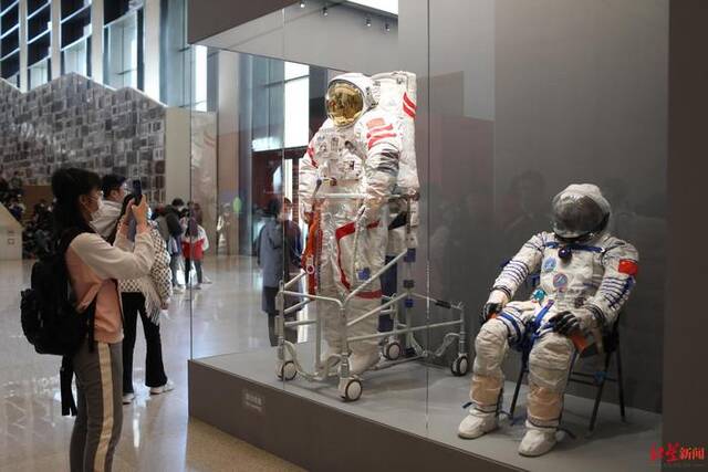 ↑中国国家博物馆，观众在观看各种宇航服据ICphoto