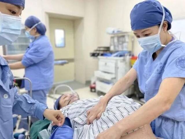 生娃时，29岁妈妈突遭惊险一幕：全身一半的血流掉了