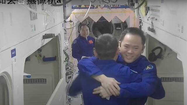 中国神舟十六号宇航员进入天宫空间站