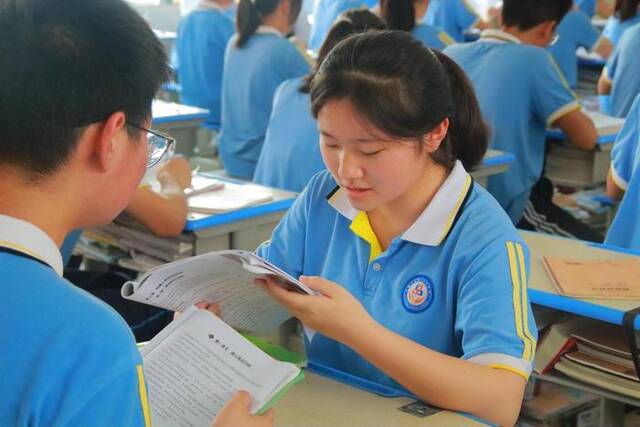 刘芳在教室里学习。新华社发