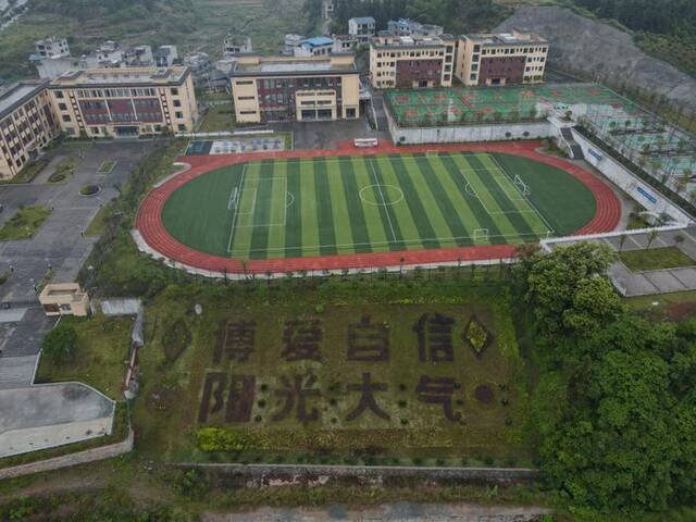 这是古州镇第四小学校园（无人机照片）。新华社记者郑明鸿摄