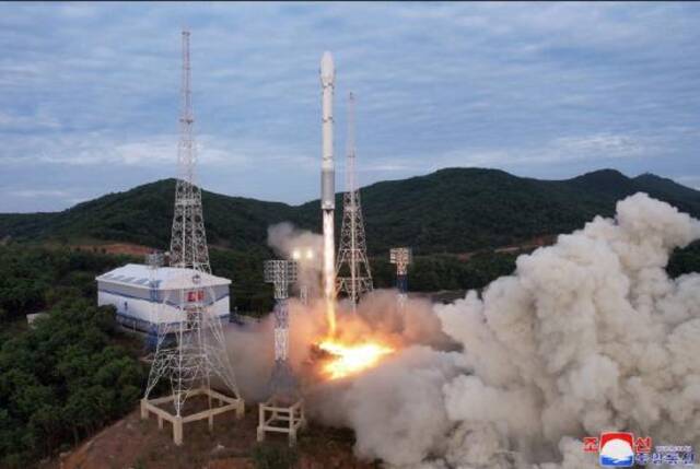朝鲜“千里马-1”新型运载火箭发射升空。图片来源：朝中社
