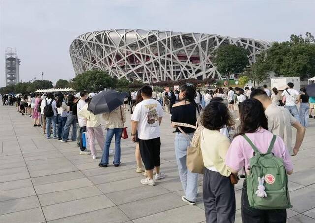 5月26日，“五月天”演唱会在北京国家体育场举行，观众正排队入场。记者吉宁摄