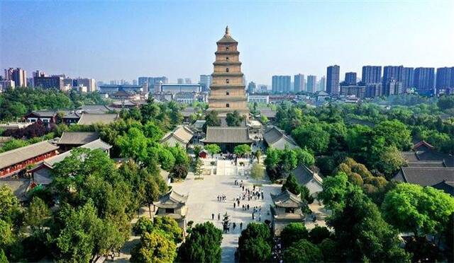 西安大雁塔及慈恩寺（2023年4月19日摄，无人机照片）。新华社记者 刘潇 摄