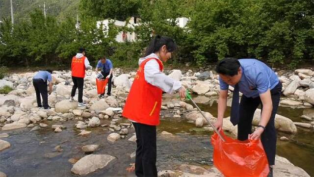 蓝定格 河南栾川：巡河护水源