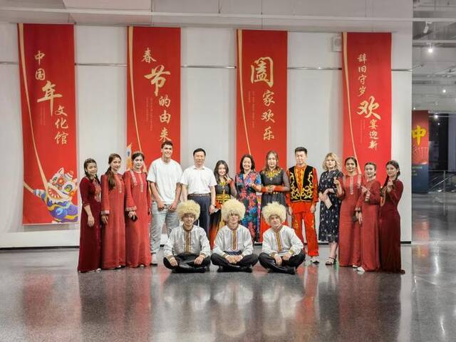 西北大学的部分留学生在陕西省“一带一路”国际学生文化艺术季上合影（资料照片）。新华社发