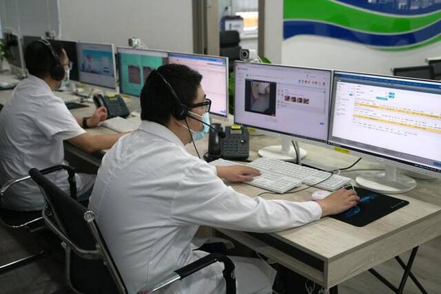 医生在武汉市第一医院的互联网医院线上接诊。新华社记者万芃琦摄