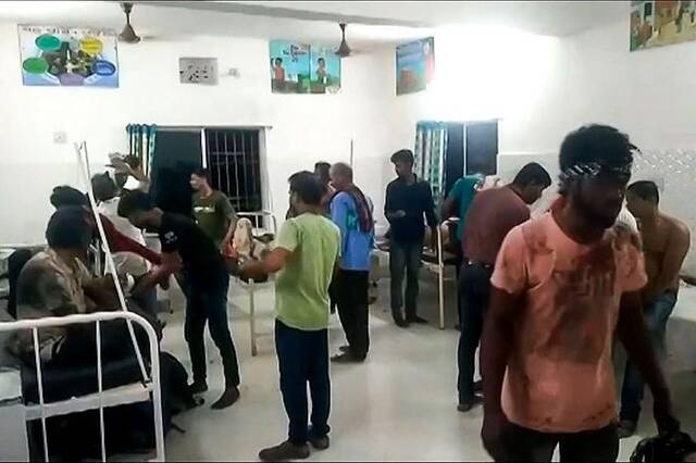 当地时间2023年6月3日，法新社的一段视频显示，印度东部奥迪沙邦，受伤者在巴德拉克地区医院接受治疗。视觉中国视频截图