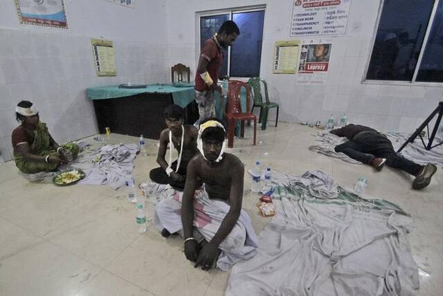 当地时间2023年6月3日，印度东部奥迪沙邦，受伤的乘客坐在医院里。视觉中国图
